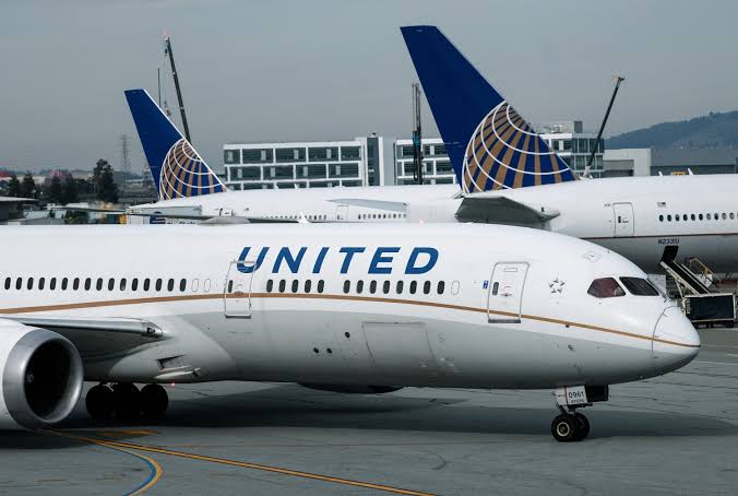 Familia denuncia que una empleada de United Airlines amenazó con llamar al ICE durante una disputa por un boleto en San Francisco