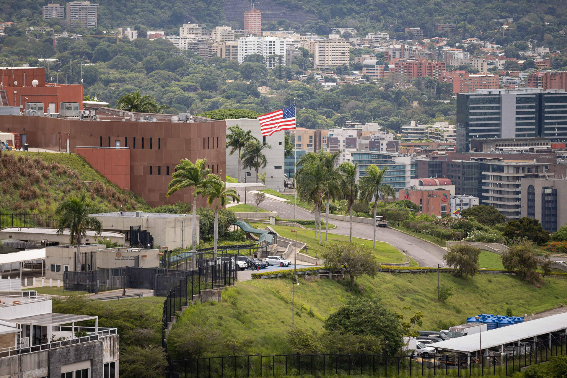 Embajada reconoce donación de juguetes a niños afectados por terremoto en La Guaira