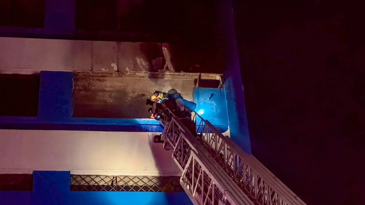Incendio en el cuarto piso de un edificio en el centro de Guayaquil