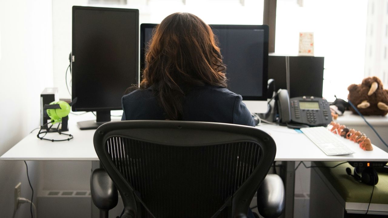 Trabajadora despedida por dos desconexiones durante teletrabajo recibe indemnización de 35.685 euros