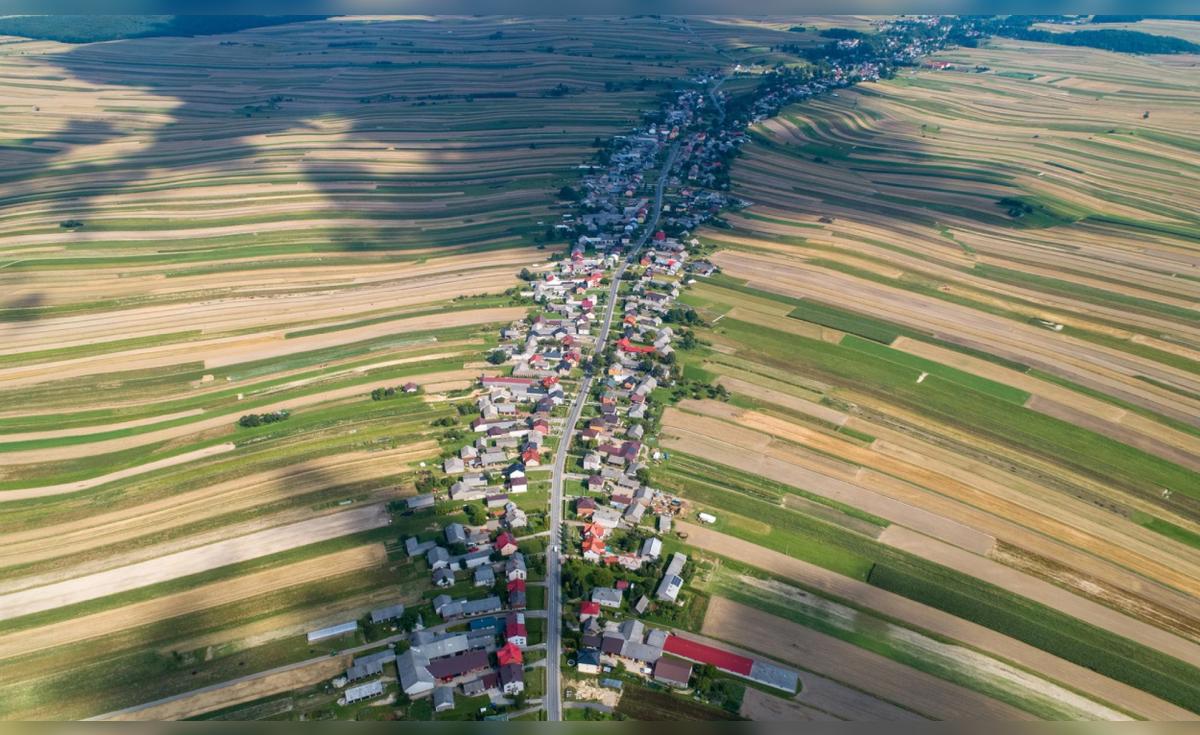Un Pueblo de Polonia con 6,000 Habitantes en una Única Calle de 9 Kilómetros