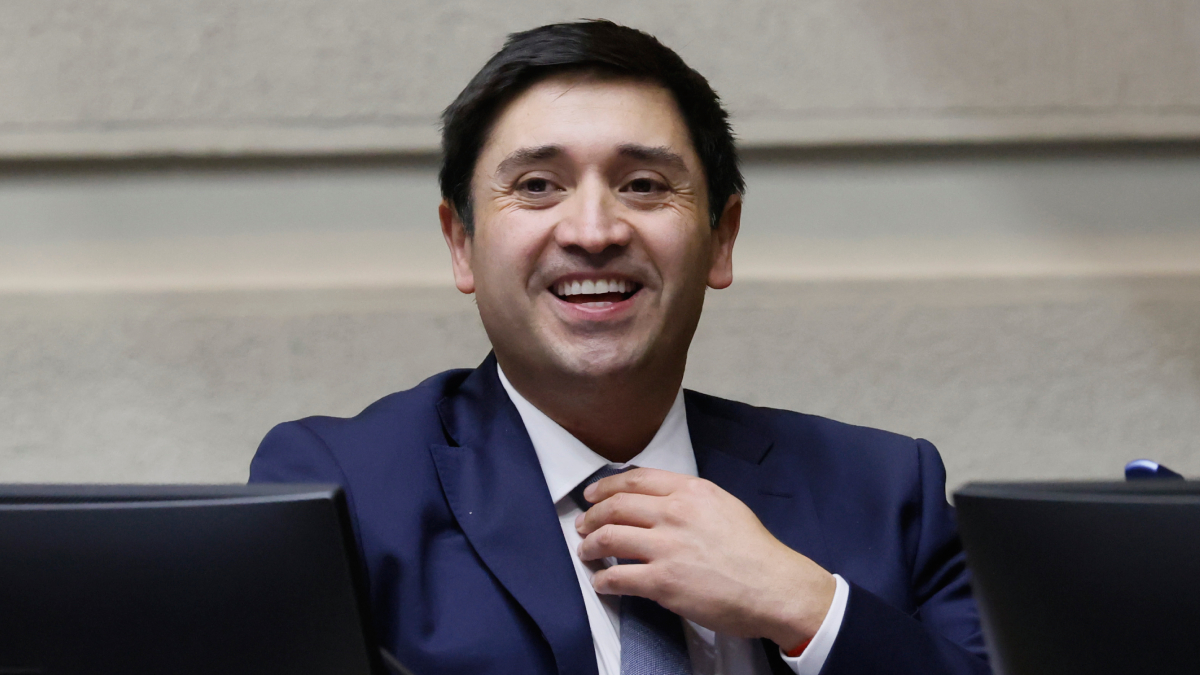Senador Calisto obtiene respiro judicial tras suspensión de su caso penal