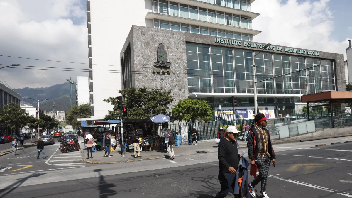 Gobierno ecuatoriano ignora crisis del IESS y requiere reformas urgentes