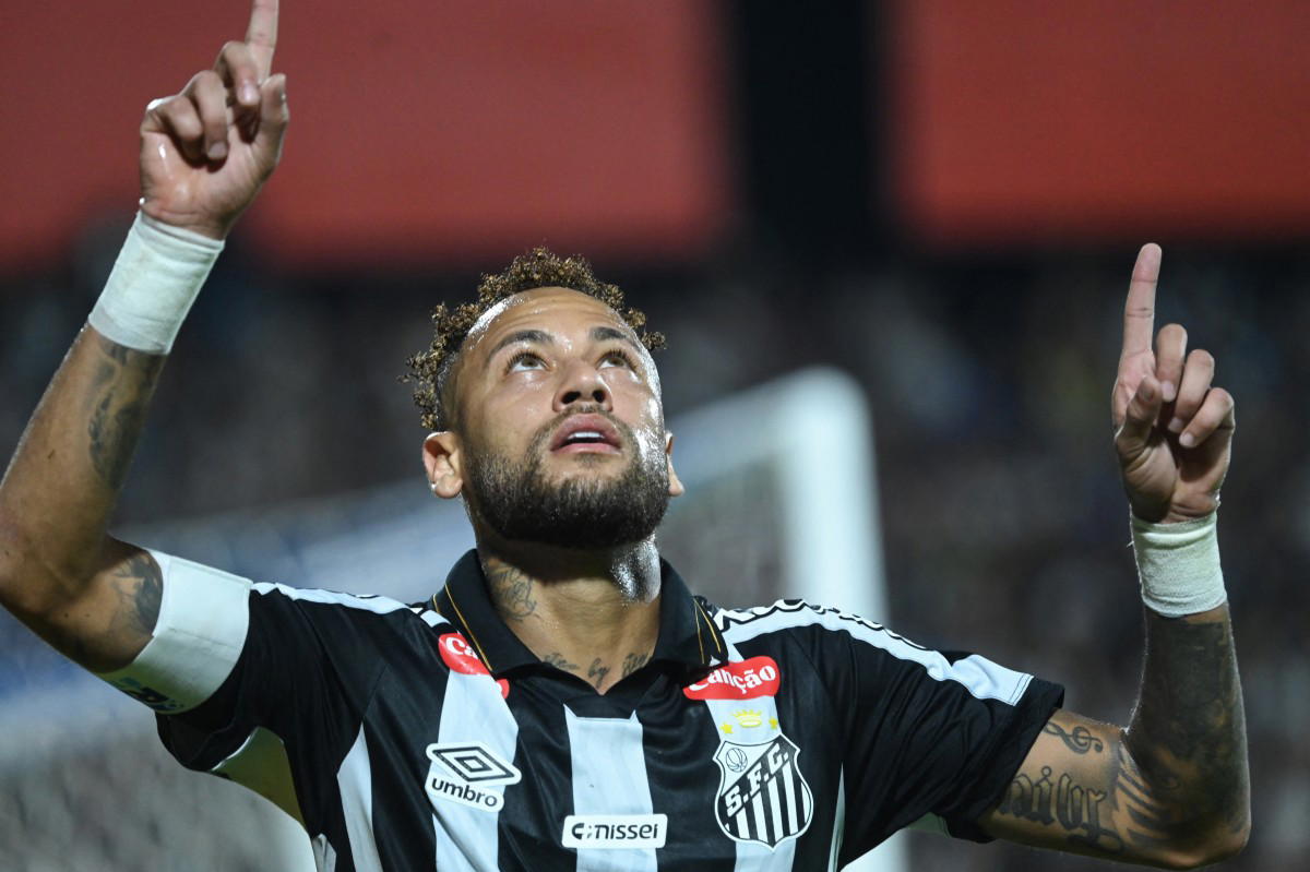 Neymar scores twice as Santos draw with Chapecoense in relegation battle