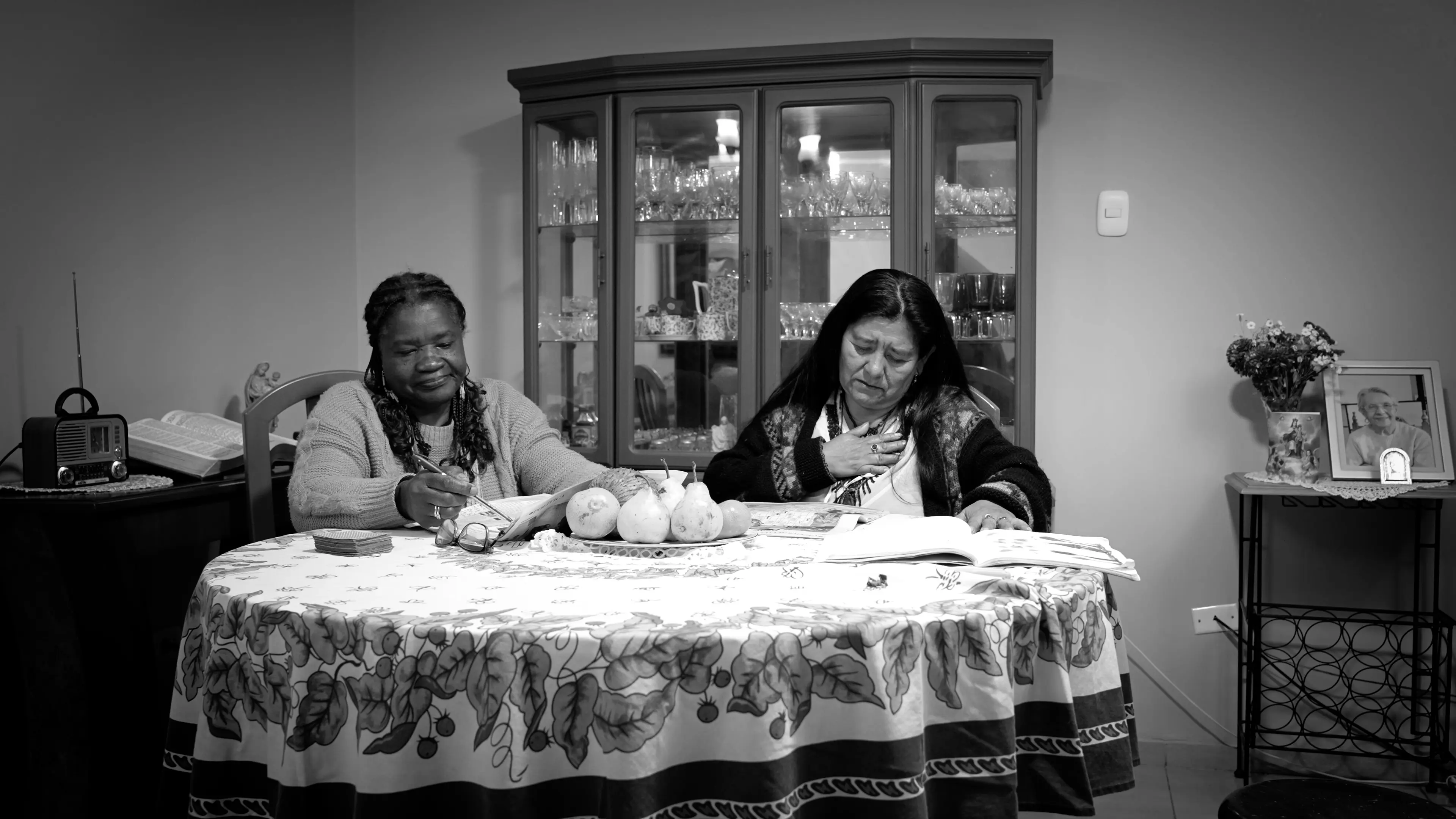 A SU SOMBRA VIVAMOS TRANQUILOS