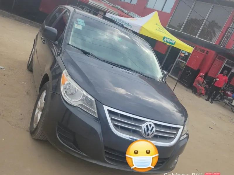 2011 Volkswagen Routan SE