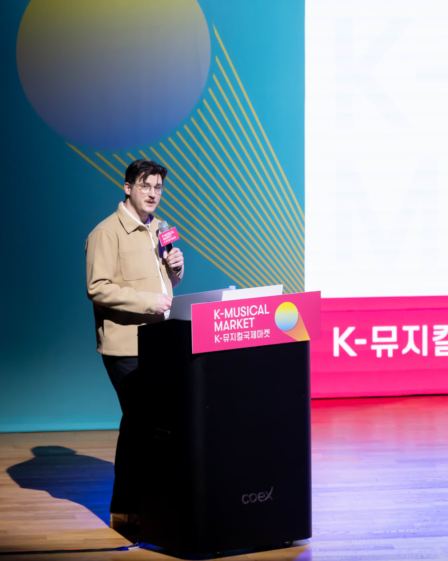 2026 K-뮤지컬국제마켓 포럼에서 발표하는 제임스 스틸 · 서울 코엑스