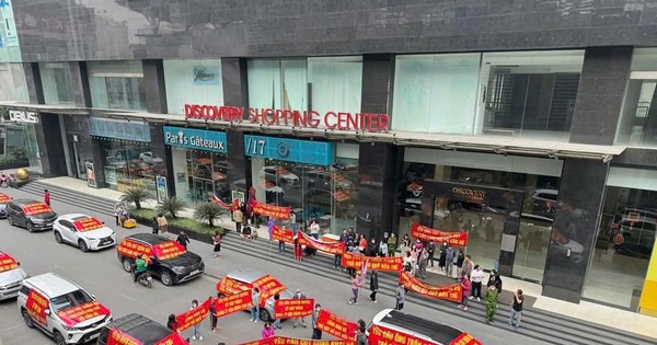 Dân chung cư Hà Nội dàn ô tô băng rôn đòi ‘sổ đỏ’ Dân chung cư Hà Nội dàn ô tô băng rôn đòi 'sổ đỏ'