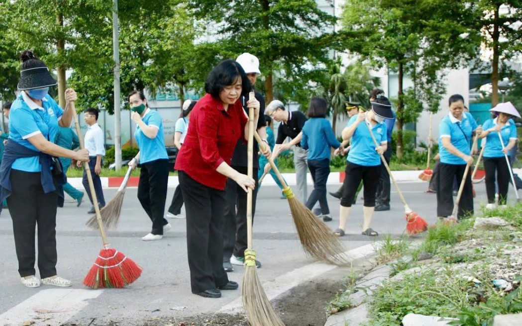 Sôi nổi Chiến dịch "100 ngày đêm" nâng cao chất lượng đô thị- Ảnh 8. Xã, phường ở Hà Nội đồng loạt ra quân tổng vệ sinh môi trường, chỉnh trang đô thị