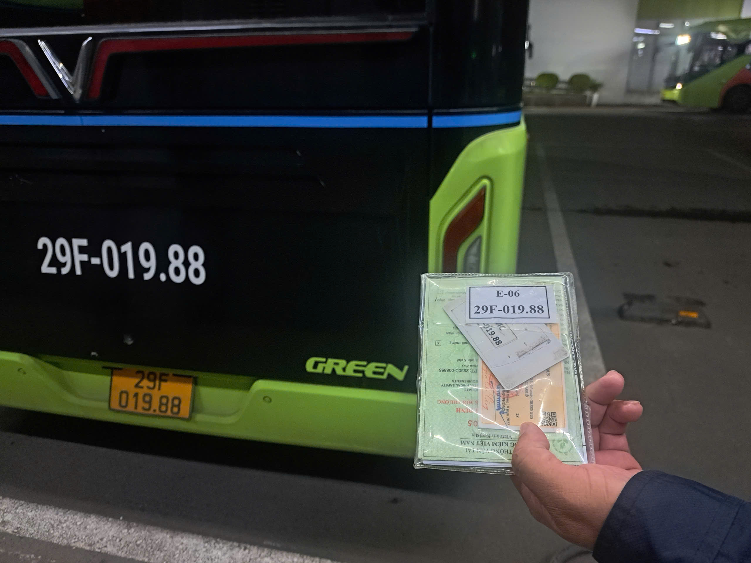 Những người "đánh thức bình minh" bằng bánh xe điện- Ảnh 2. Những người "đánh thức bình minh" bằng bánh xe điện- Ảnh 2.