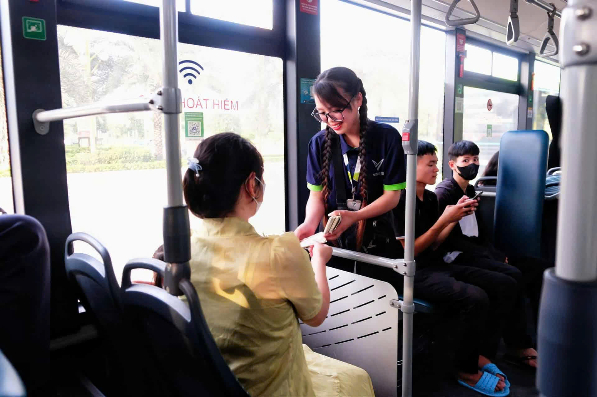 Những người "đánh thức bình minh" bằng bánh xe điện- Ảnh 6. Những người "đánh thức bình minh" bằng bánh xe điện- Ảnh 6.