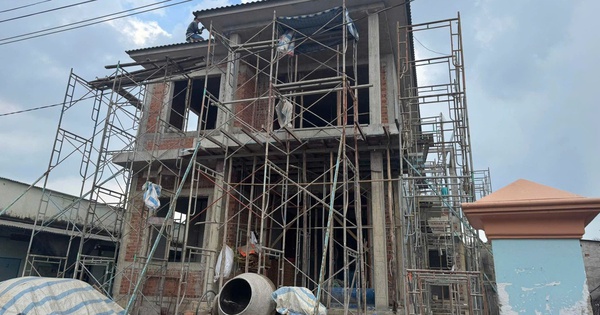 Xây nhà ‘giao khoán niềm tin’: Rủi ro khôn lường, mất tiền tỷ Trả giá đắt khi xây nhà bằng "giao khoán niềm tin"