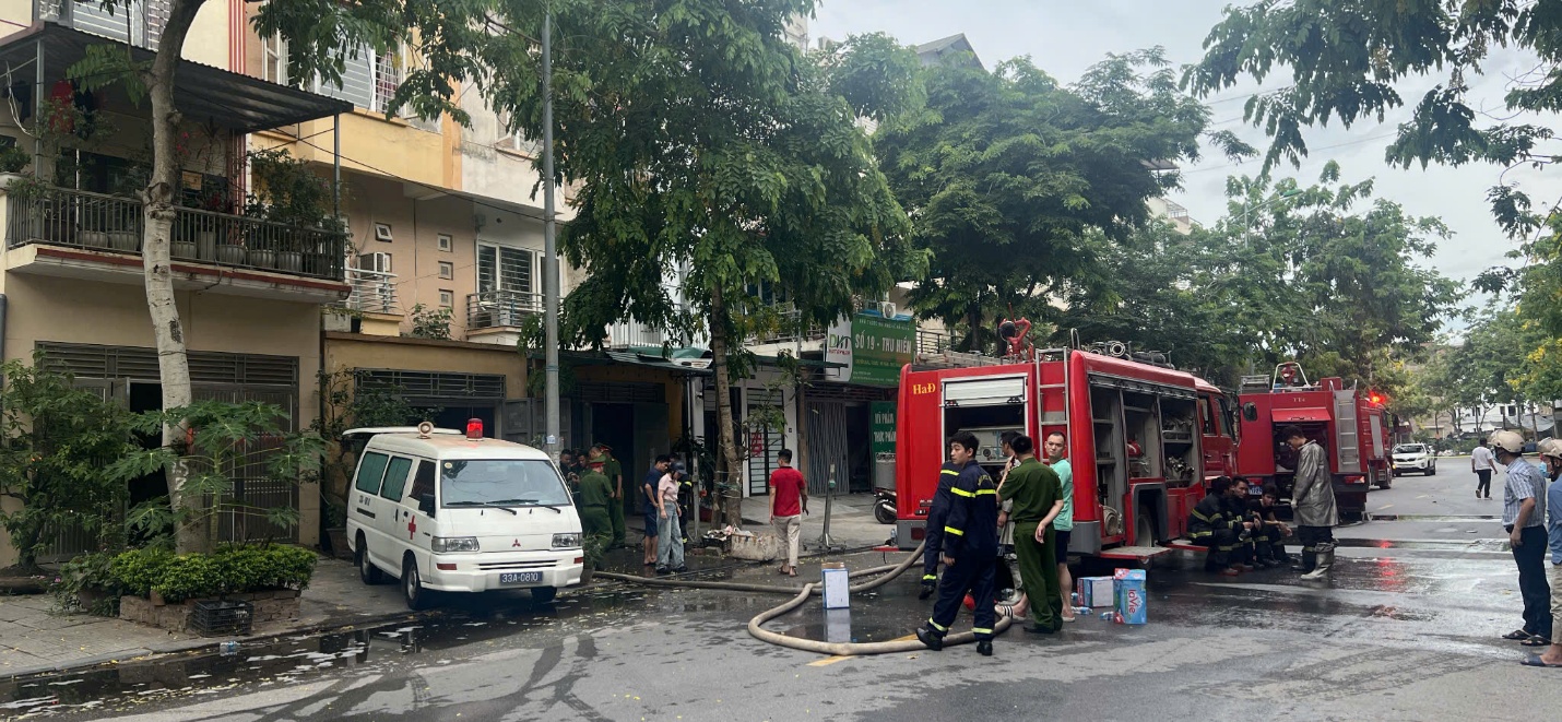 Có thể là hình ảnh về 8 người, xe cứu thương và đường phố