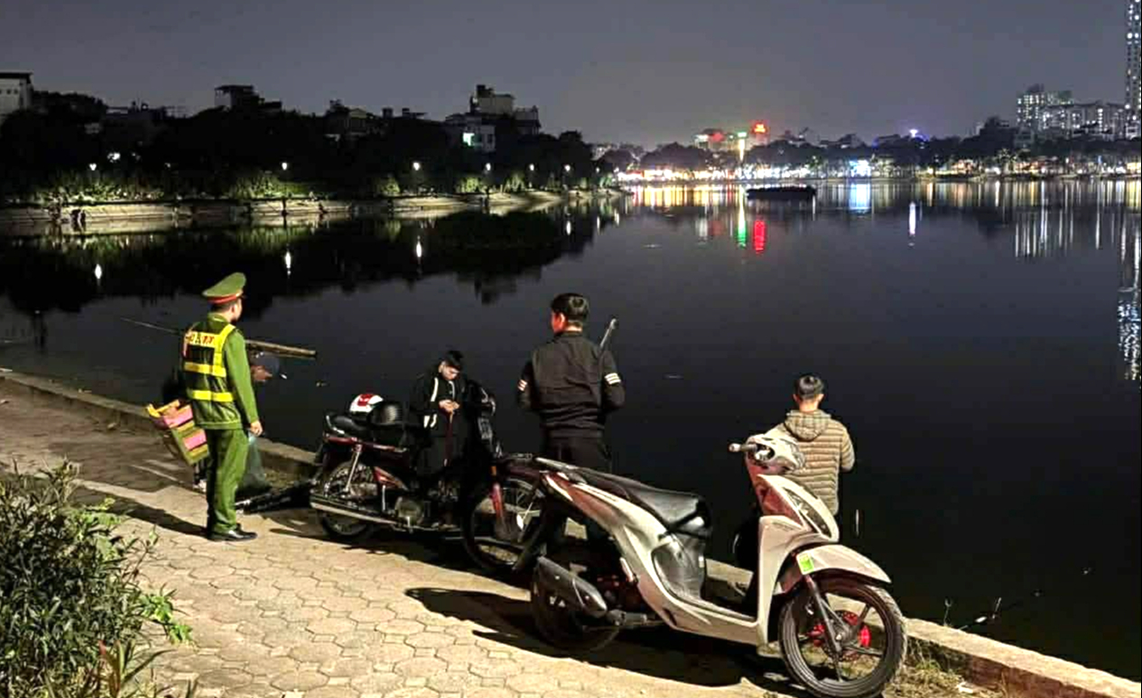 Hà Nội: Chấm dứt cảnh tụ tập câu cá tại hồ Linh Đàm- Ảnh 1. Hà Nội: Chấm dứt cảnh tụ tập câu cá tại hồ Linh Đàm- Ảnh 1.