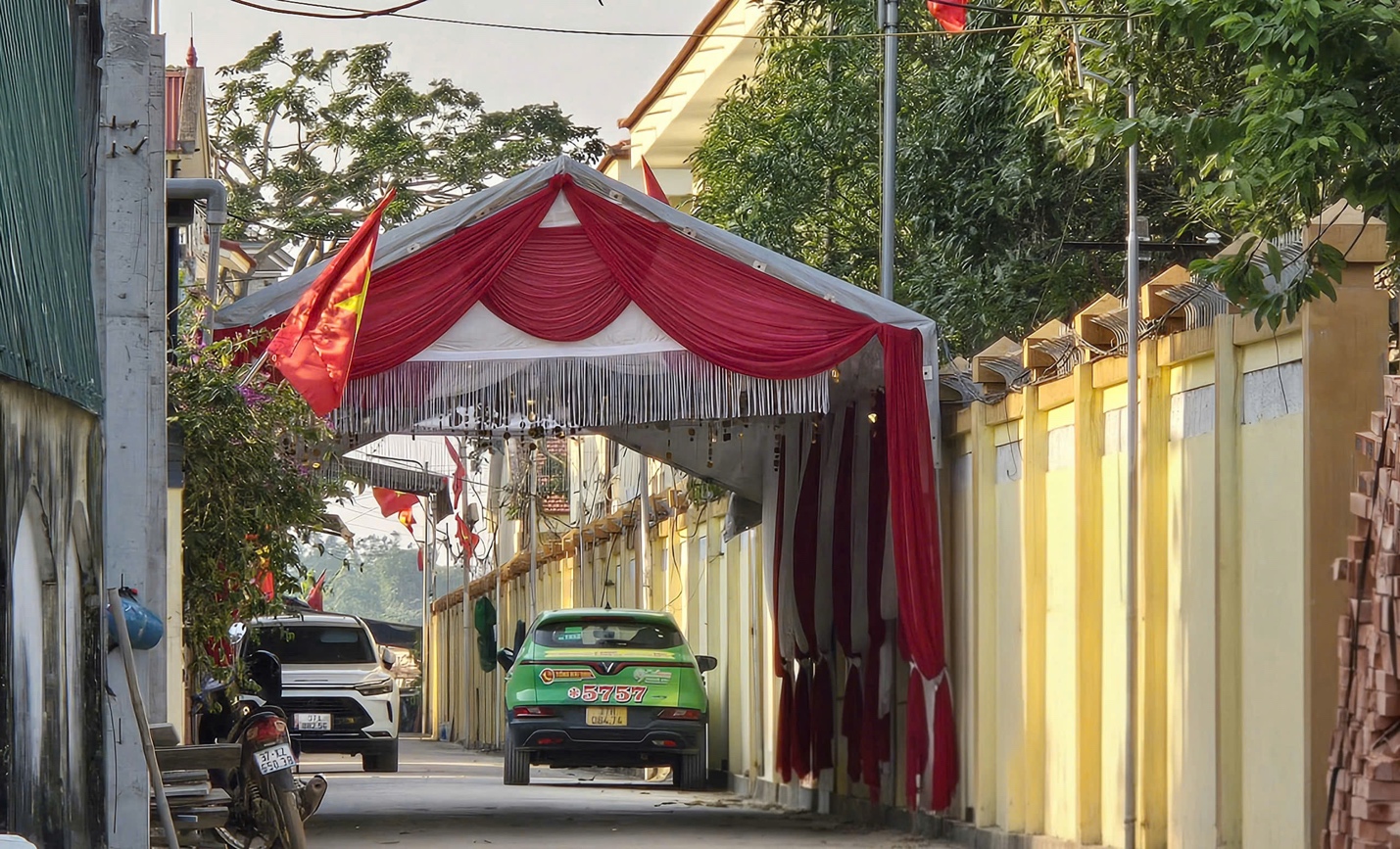 Nghệ An: Việc sử dụng tạm thời lòng đường dựng rạp cưới hỏi, ma chay đi vào nền nếp- Ảnh 2. Nghệ An: Việc sử dụng tạm thời lòng đường dựng rạp cưới hỏi, ma chay đi vào nền nếp- Ảnh 2.