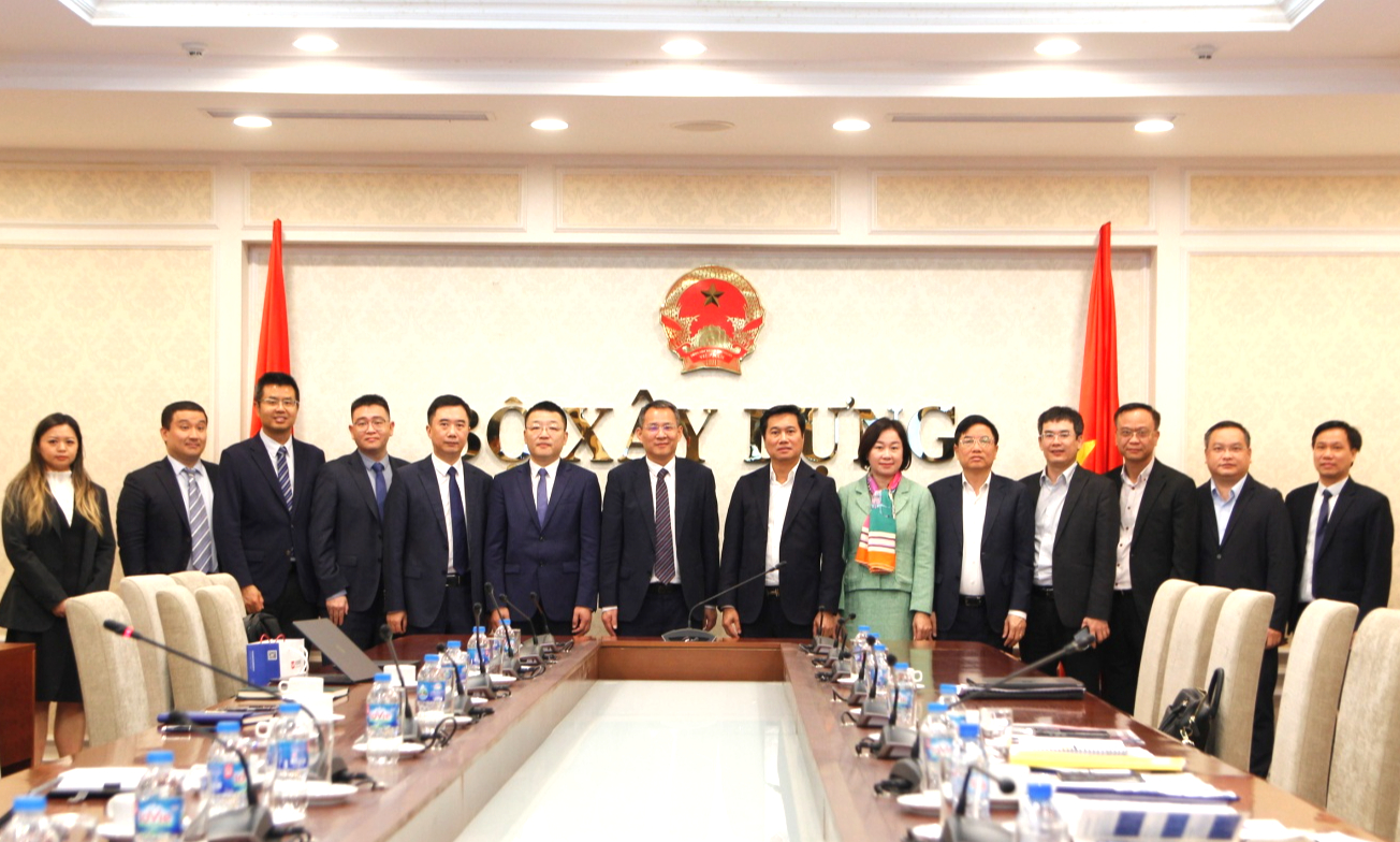 Bộ Xây dựng và Thâm Quyến tăng cường hợp tác phát triển đô thị thông minh- Ảnh 4. Lãnh đạo Bộ Xây dựng chụp ảnh lưu niệm cùng Đoàn công tác của Tập đoàn SZSC.