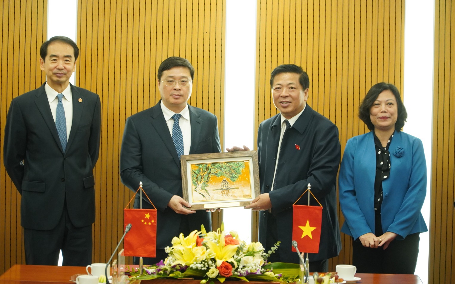 Bộ Xây dựng và Thâm Quyến tăng cường hợp tác phát triển đô thị thông minh- Ảnh 5. Tăng cường hợp tác, kết nối hạ tầng giao thông vận tải với Quảng Tây