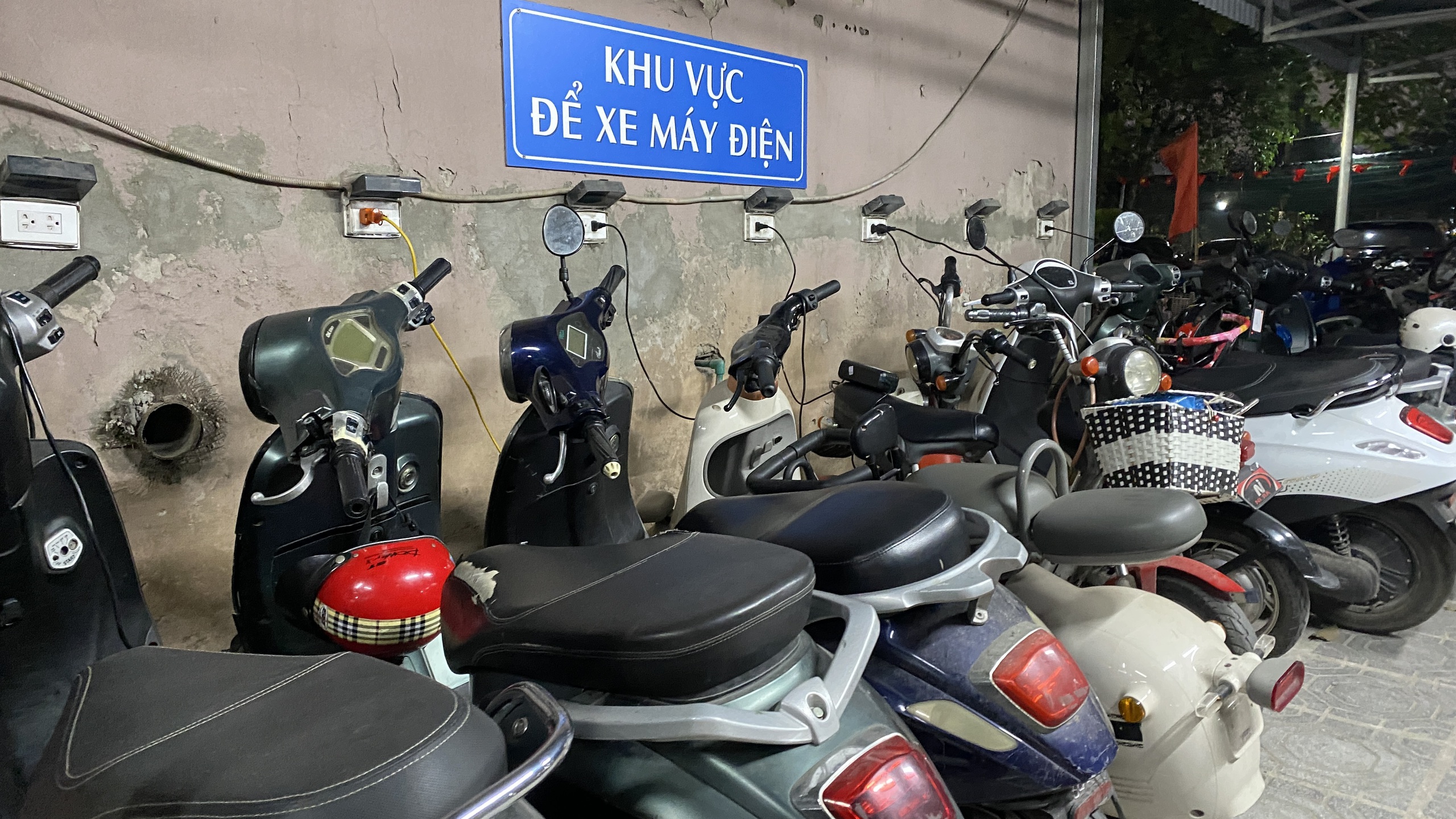 Chung cư HH Linh Đàm thông báo cấm xe điện: Hợp lý hay đi ngược chủ trương?- Ảnh 4. Chung cư HH Linh Đàm thông báo cấm xe điện: Hợp lý hay đi ngược chủ trương?- Ảnh 4.