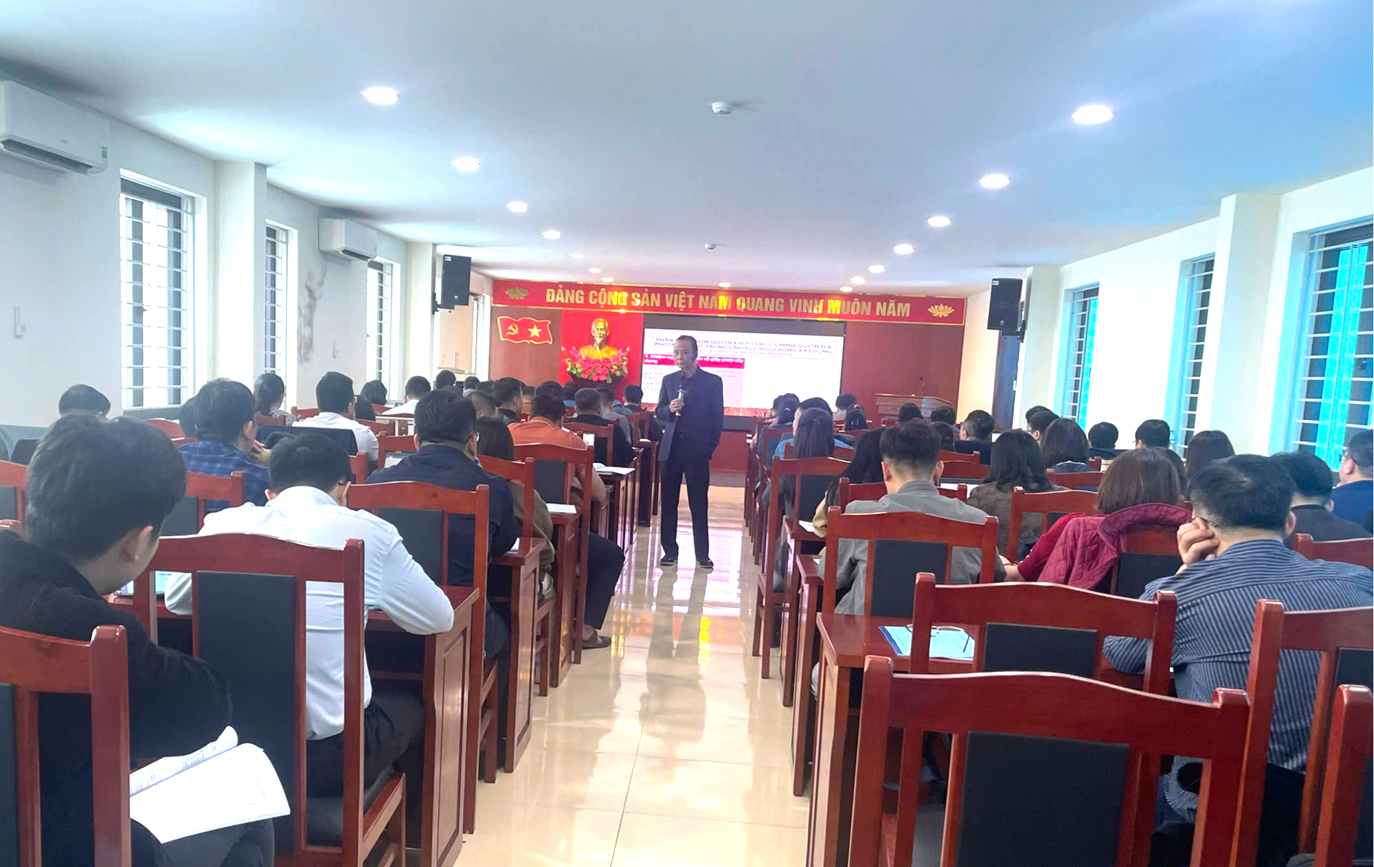 Đào tạo là nền tảng nâng cao năng lực đội ngũ cán bộ cơ sở trong tình hình mới- Ảnh 2. Đào tạo là nền tảng nâng cao năng lực đội ngũ cán bộ cơ sở trong tình hình mới- Ảnh 2.