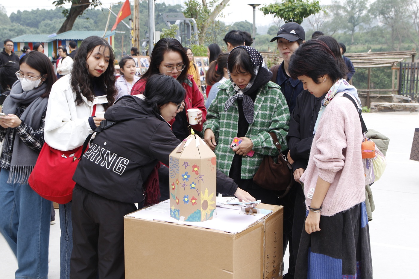 Nâng tầm nhận thức về bảo tồn không gian sinh thái bền vững ven sông Hồng - Ảnh 1. Sự kiện Triển lãm "Khám phá của trẻ em về hệ sinh thái sông Hồng" đã thu hút đông đảo học sinh, phụ huynh và cư dân địa phương đến tham dự.