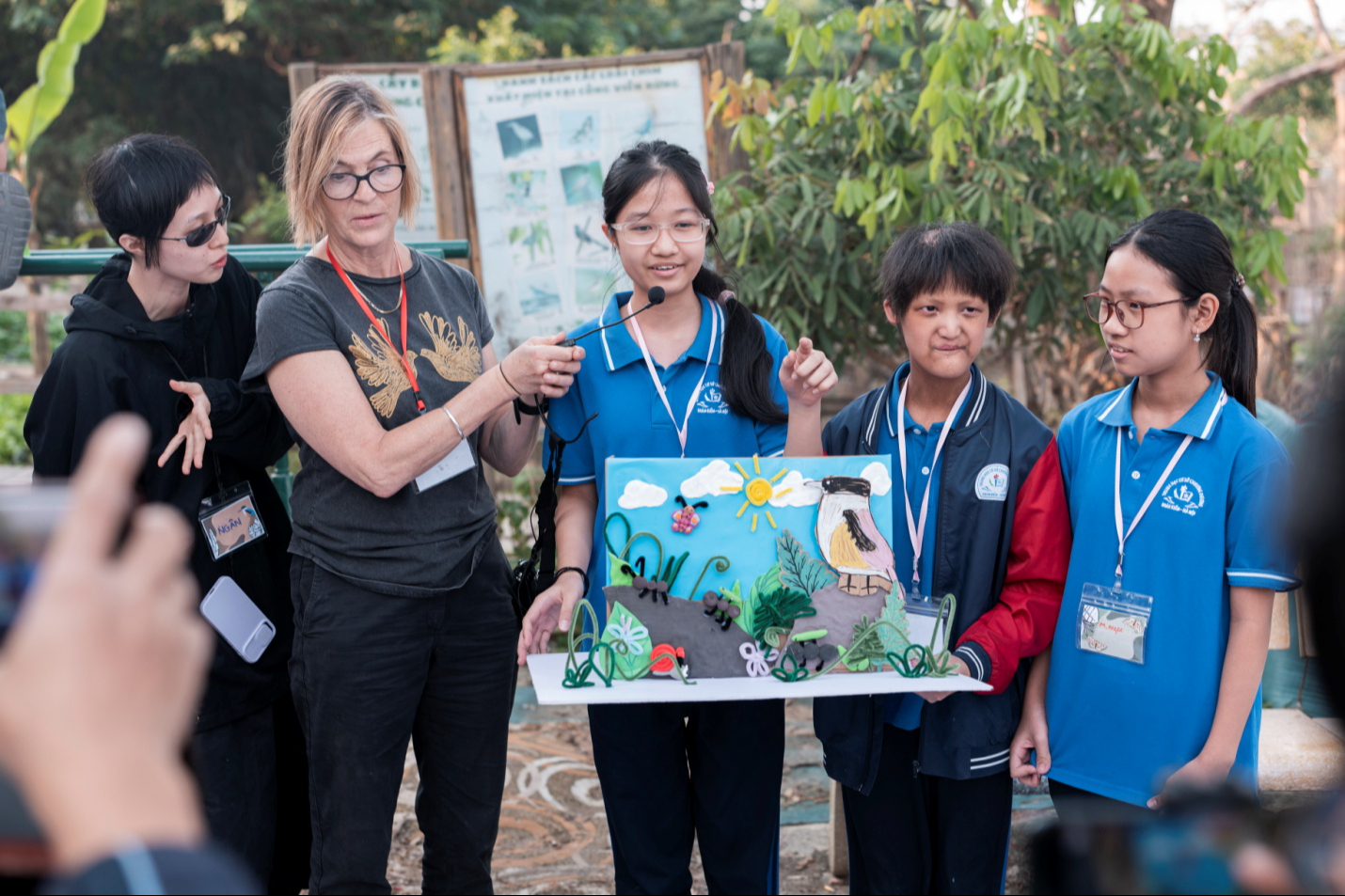 Thúc đẩy nhận thức về bảo vệ không gian sinh thái sông Hồng bền vững - Ảnh 3. Các em nhỏ hăng hái chia sẻ những ý tưởng cải tạo tuyến đường sinh thái thông qua các tác phẩm nghệ thuật sáng tạo của mình.