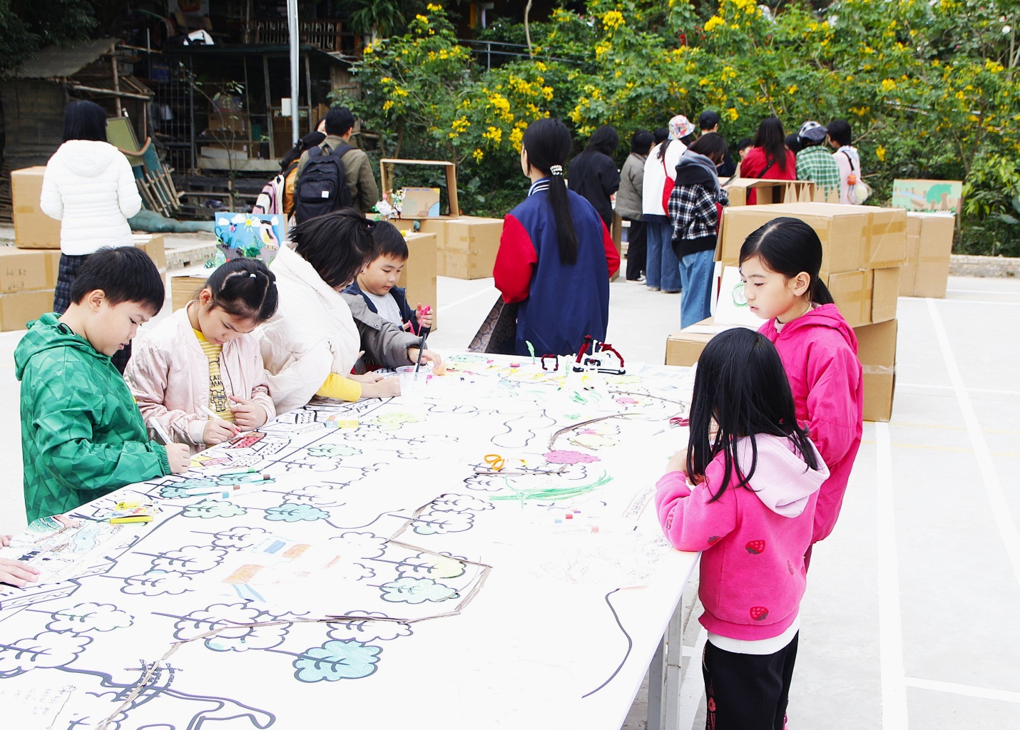 Lan tỏa nhận thức bảo vệ không gian sinh thái sông Hồng bền vững - Ảnh 6. Các em nhỏ hào hứng chia sẻ ý tưởng cải tạo không gian sinh thái bờ vở sông Hồng.