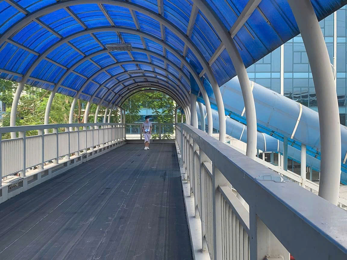 Hà Nội phân luồng giao thông để di chuyển, lắp đặt cầu đi bộ trên đường Xuân Thủy- Ảnh 1. Hà Nội phân luồng giao thông để di chuyển, lắp đặt cầu đi bộ trên đường Xuân Thủy- Ảnh 1.