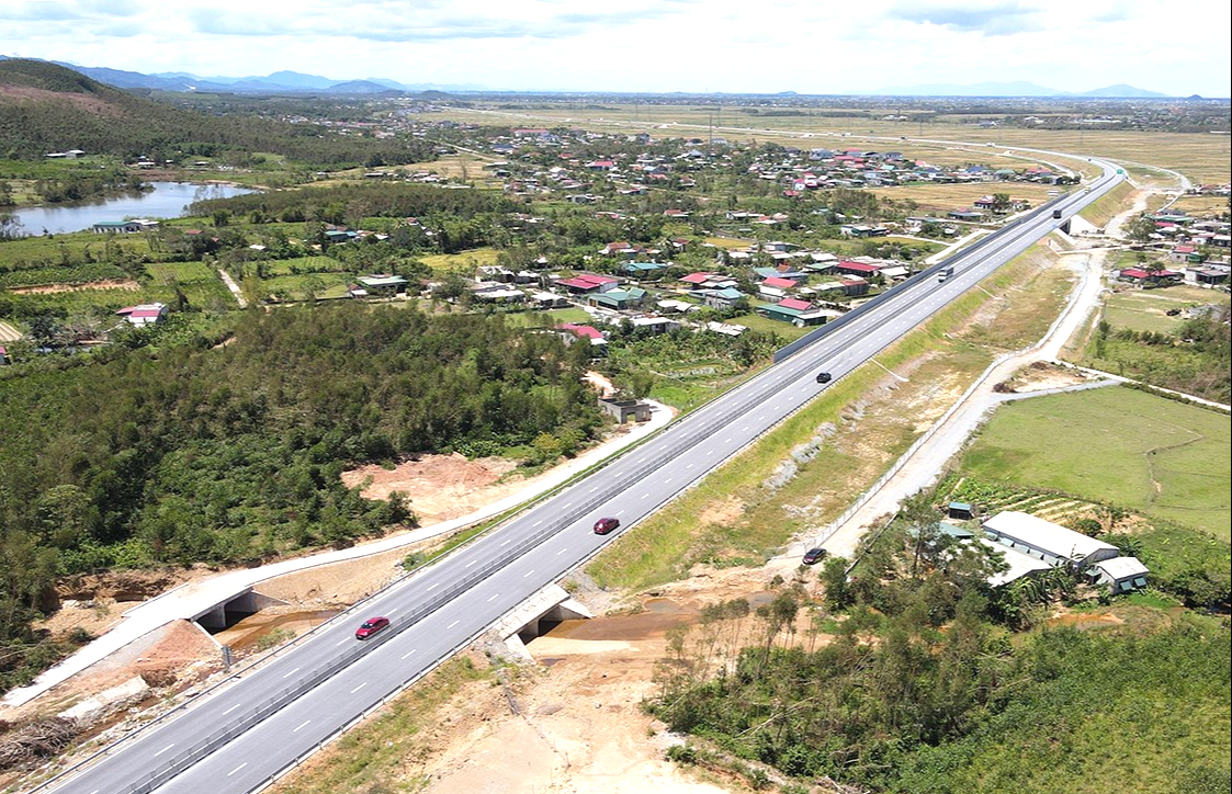 Hà Tĩnh cần khai thông quy hoạch và hạ tầng để tăng tốc phát triển - Hình ảnh 2. Hà Tĩnh cần khai thông quy hoạch và hạ tầng để tăng tốc phát triển - Hình ảnh 2.
