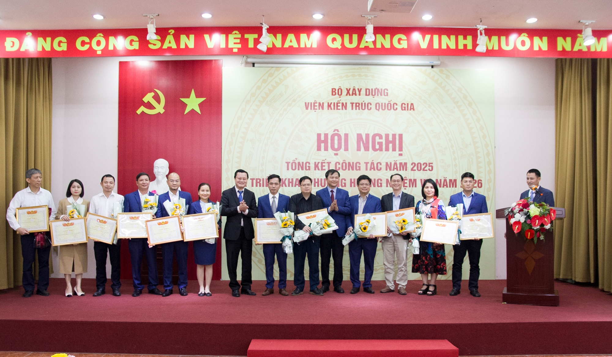 Lãnh đạo Viện Kiến trúc quốc gia đã khen thưởng đột xuất các tập thể có thành tích xuất sắc trong năm 2025.