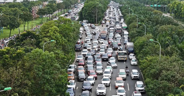 1/1/2026: Hà Nội siết xe tải nặng trên Đại lộ Thăng Long, QL32 Hà Nội thí điểm hạn chế xe tải nặng trên đại lộ Thăng Long và QL32 từ 1/1/2026