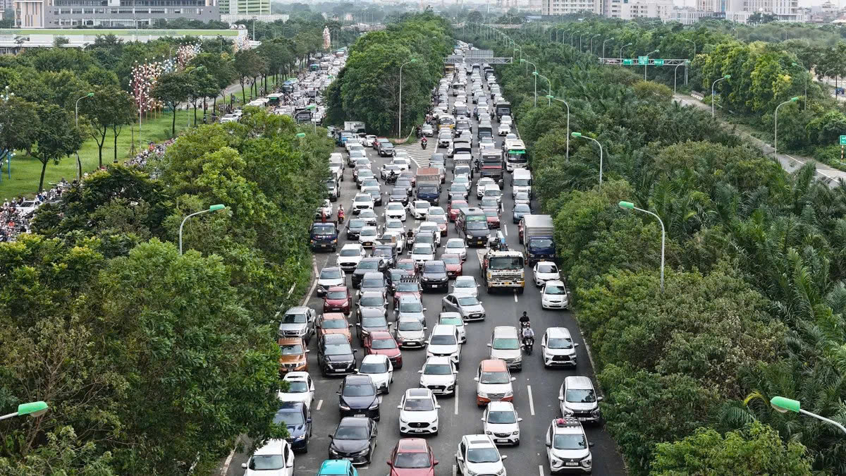 Hà Nội thí điểm hạn chế xe tải nặng trên đại lộ Thăng Long và QL32 từ 1/1/2026- Ảnh 1. Hà Nội thí điểm hạn chế xe tải nặng trên đại lộ Thăng Long và QL32 từ 1/1/2026- Ảnh 1.