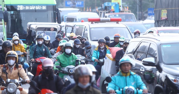 Hà Nội cận Tết: Đường phố “vỡ trận”, biển người kẹt cứng! Đường phố Hà Nội đông “nghẹt thở” ngày làm việc cuối cùng của năm