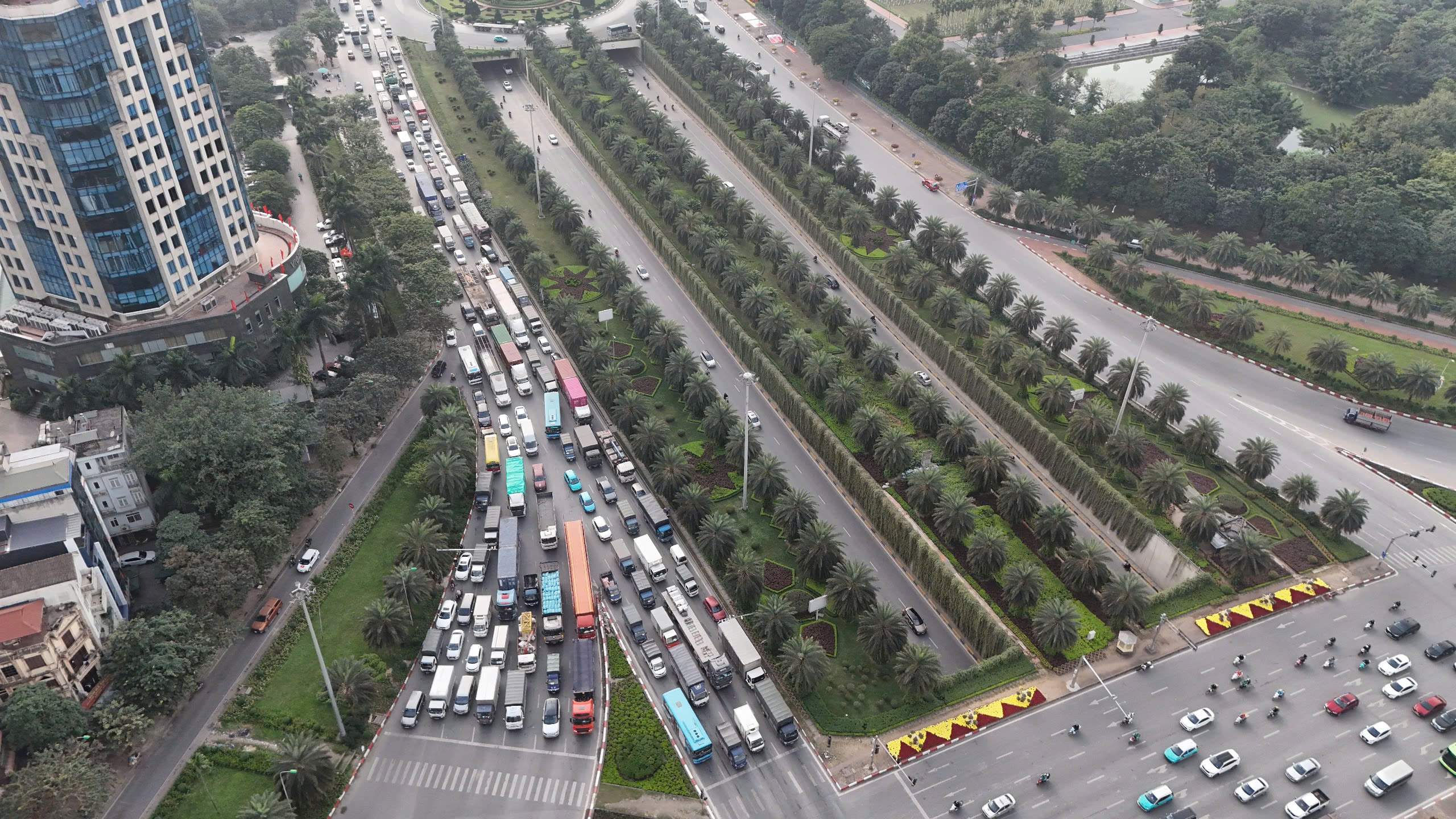 Đường phố Hà Nội đông “nghẹt thở” ngày làm việc cuối cùng của năm- Ảnh 1.