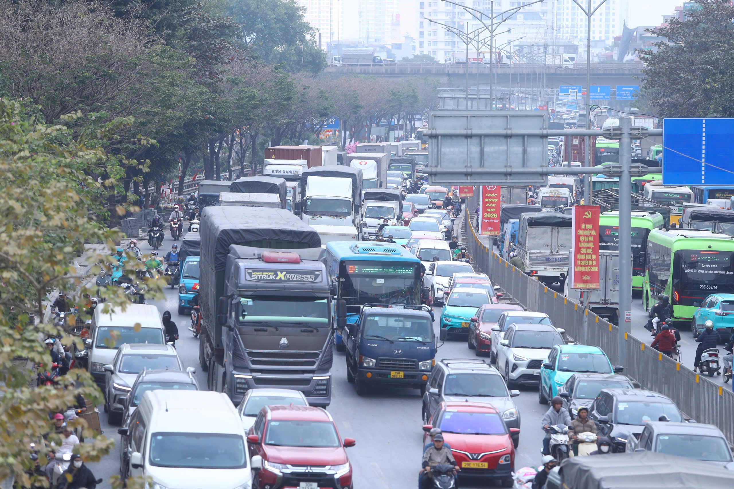 Đường phố Hà Nội đông “nghẹt thở” ngày làm việc cuối cùng của năm- Ảnh 2.