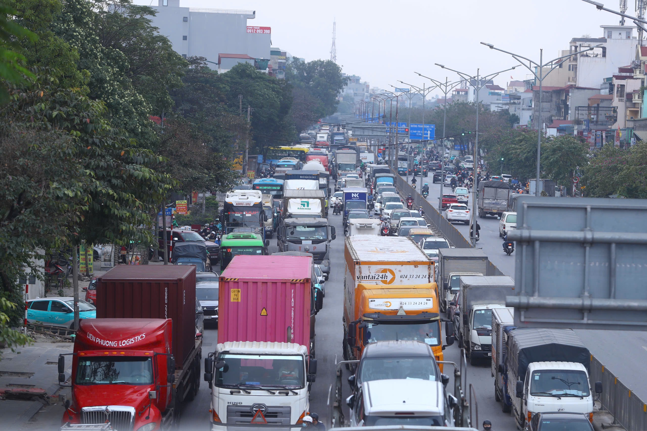 Đường phố Hà Nội đông “nghẹt thở” ngày làm việc cuối cùng của năm- Ảnh 4.