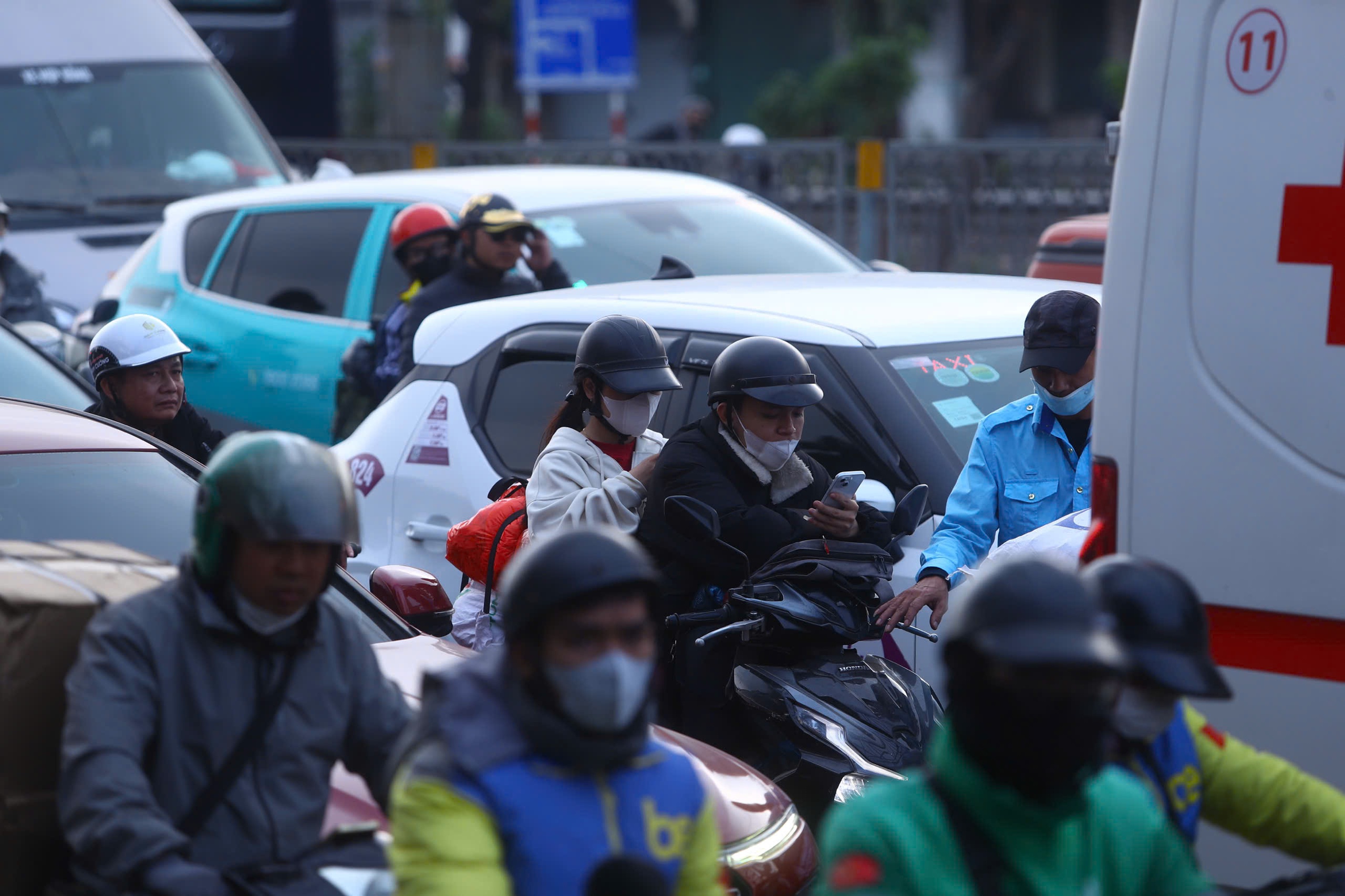 Đường phố Hà Nội đông “nghẹt thở” ngày làm việc cuối cùng của năm- Ảnh 5.