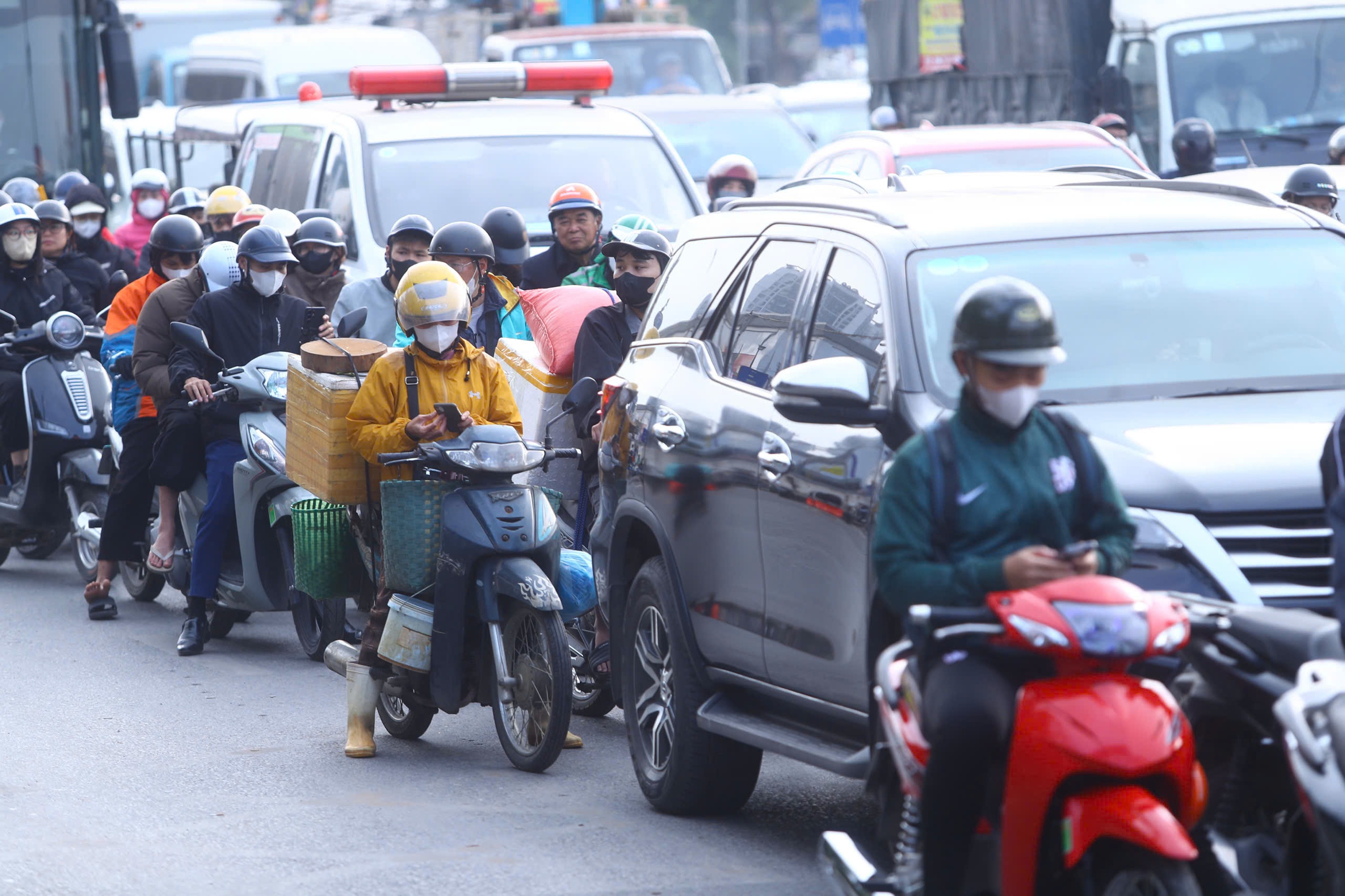 Đường phố Hà Nội đông “nghẹt thở” ngày làm việc cuối cùng của năm- Ảnh 6.