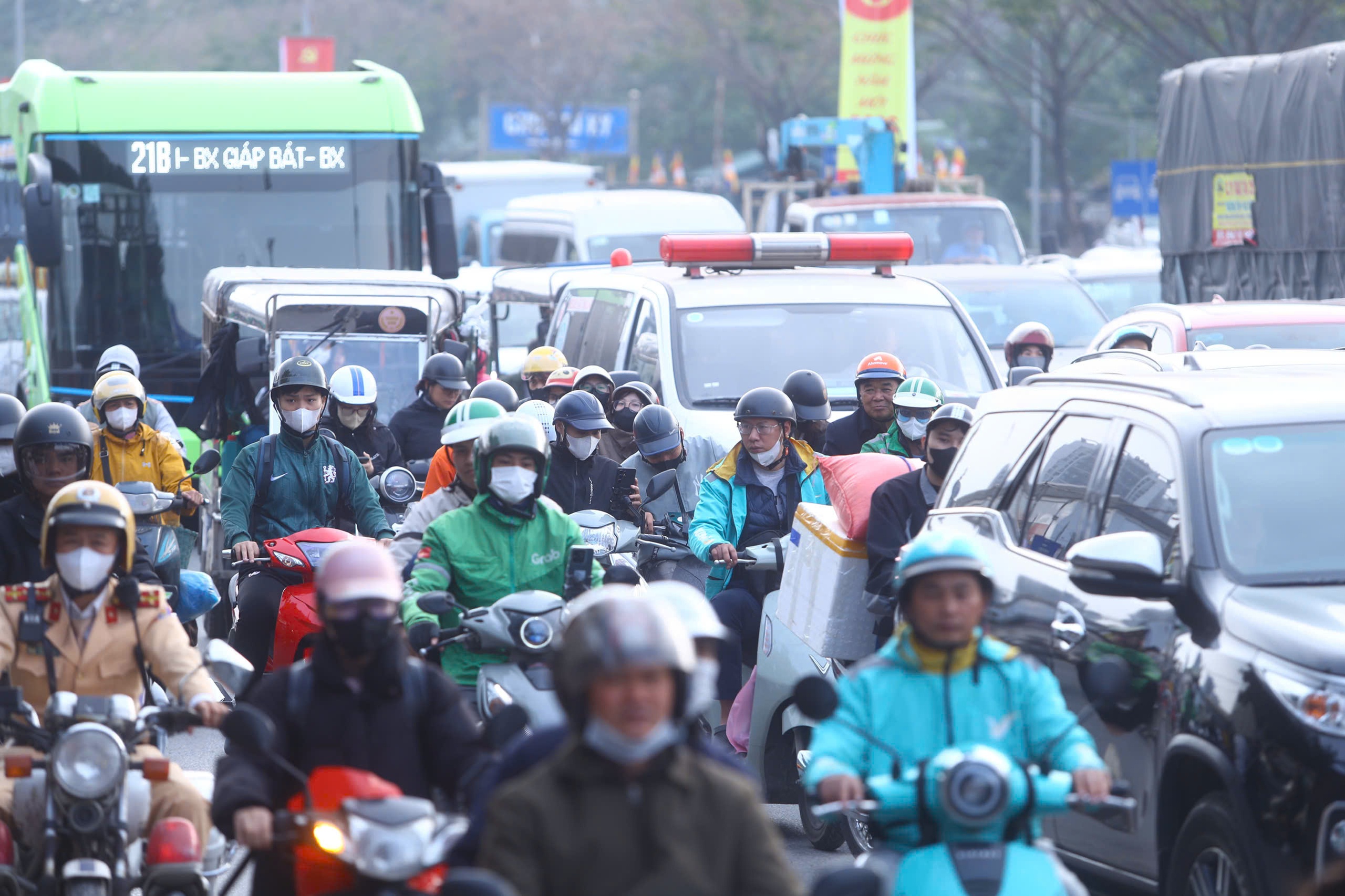 Đường phố Hà Nội đông “nghẹt thở” ngày làm việc cuối cùng của năm- Ảnh 7.