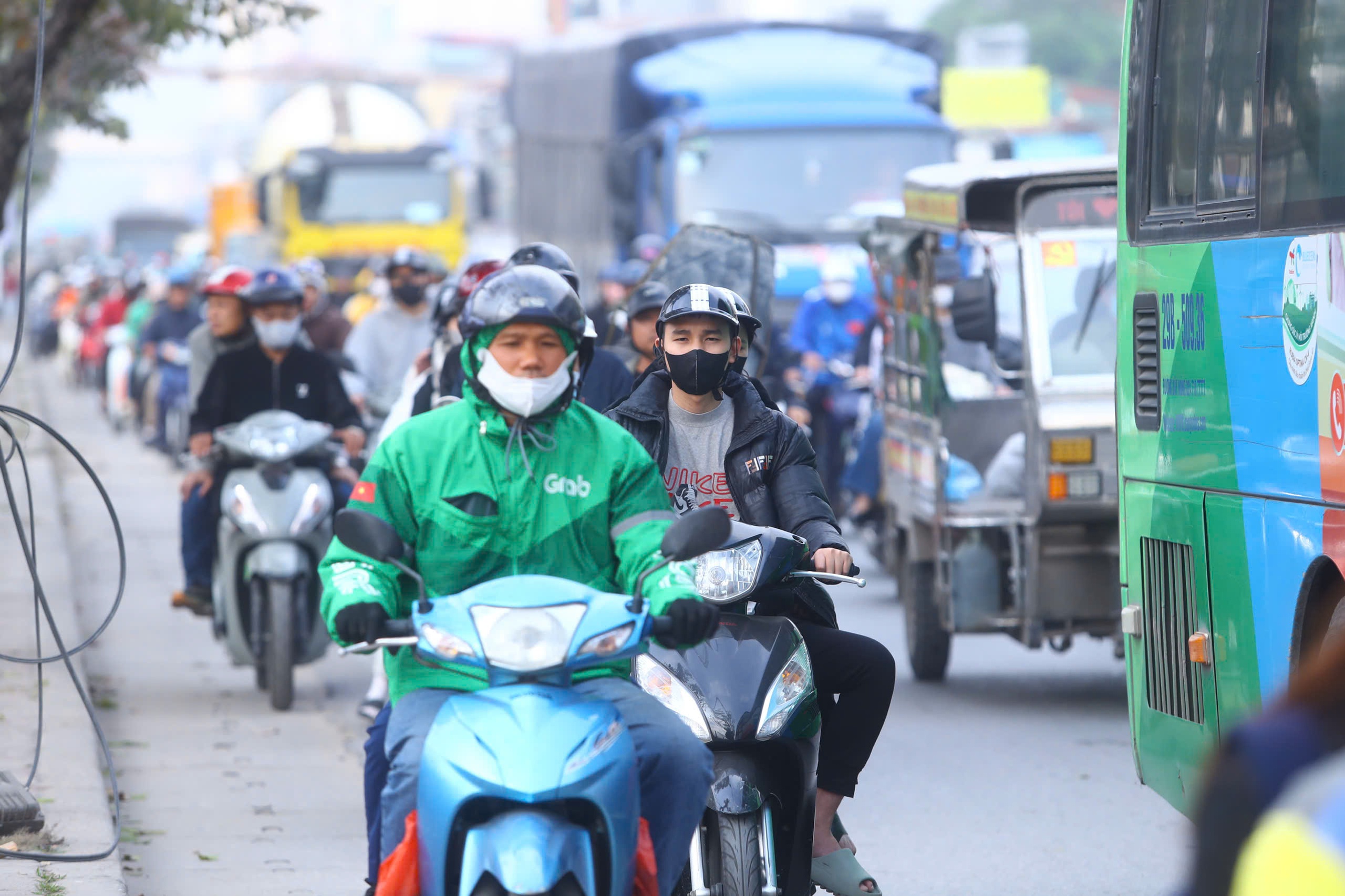 Đường phố Hà Nội đông “nghẹt thở” ngày làm việc cuối cùng của năm- Ảnh 8.