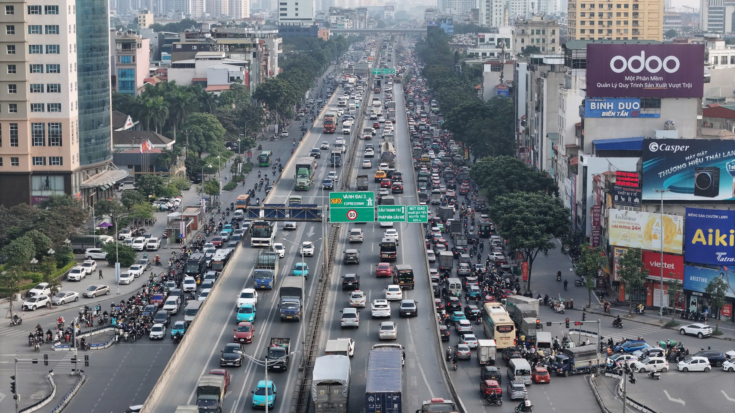 Đường phố Hà Nội đông “nghẹt thở” ngày làm việc cuối cùng của năm- Ảnh 10.