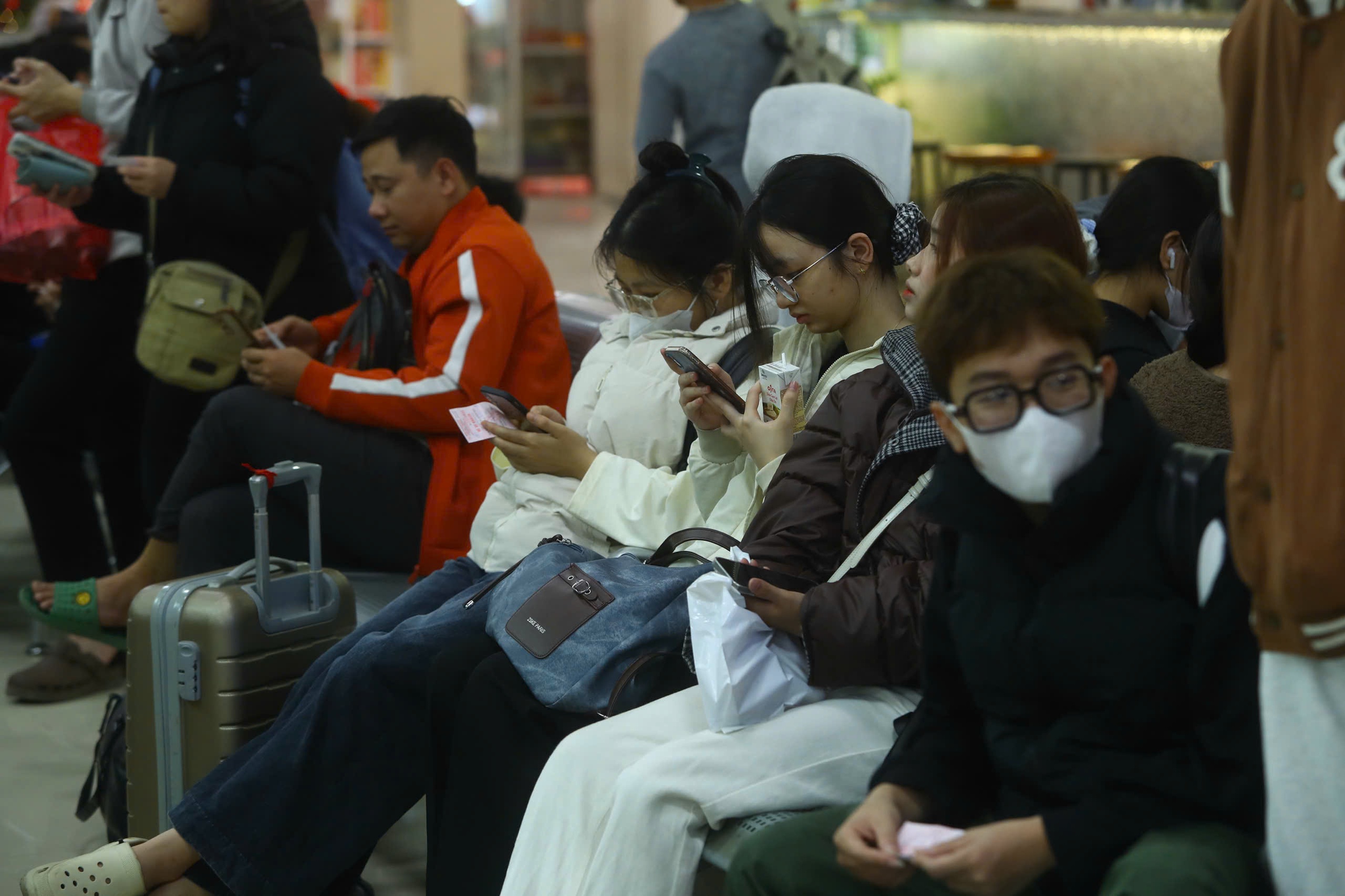 Lưu lượng hành khách tăng cao tại Bến xe Mỹ Đình và Gia Lâm trong kỳ nghỉ.