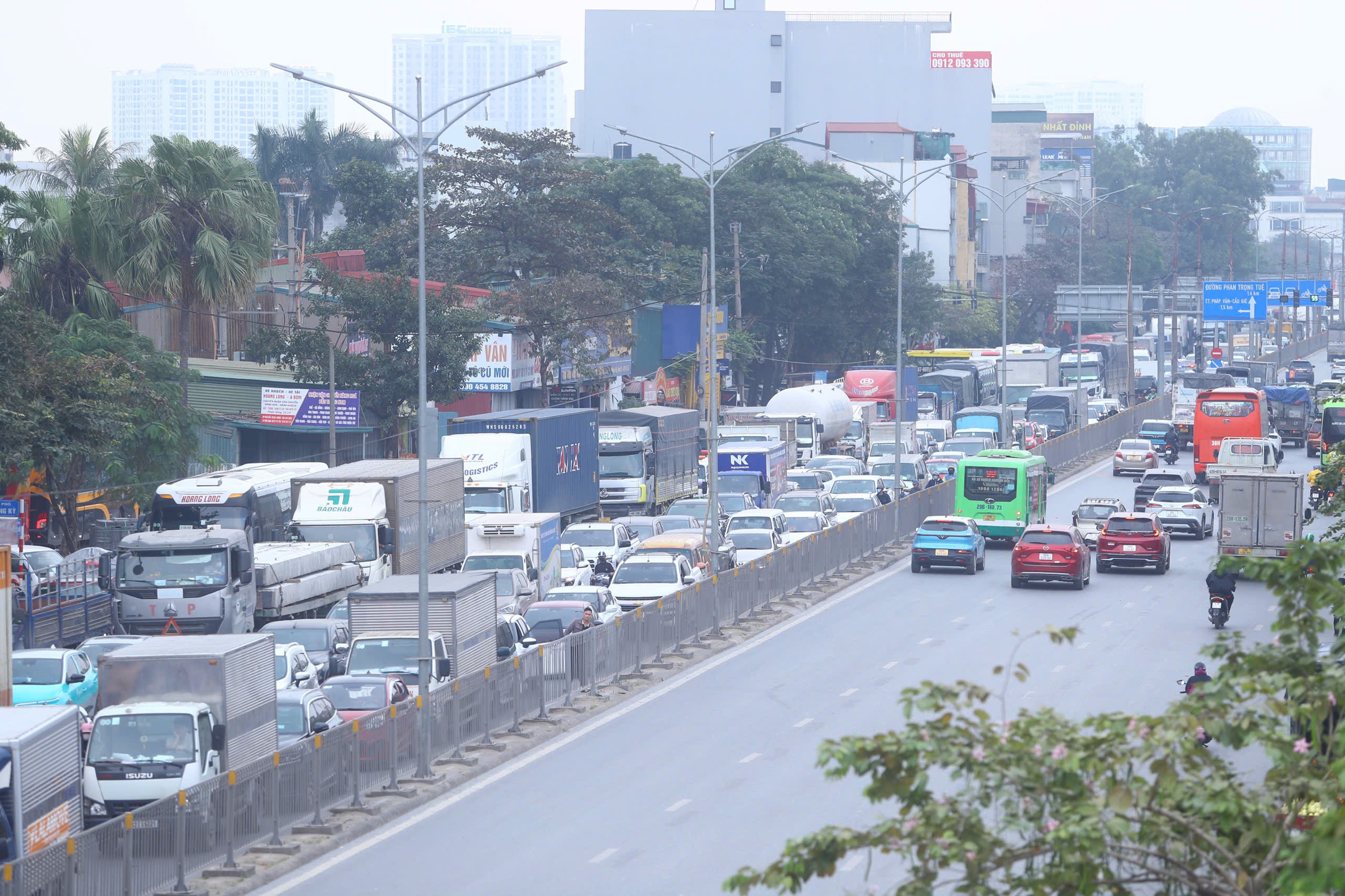 Mật độ giao thông tại các tuyến đường chính Hà Nội vào ngày đầu nghỉ Tết Dương lịch.