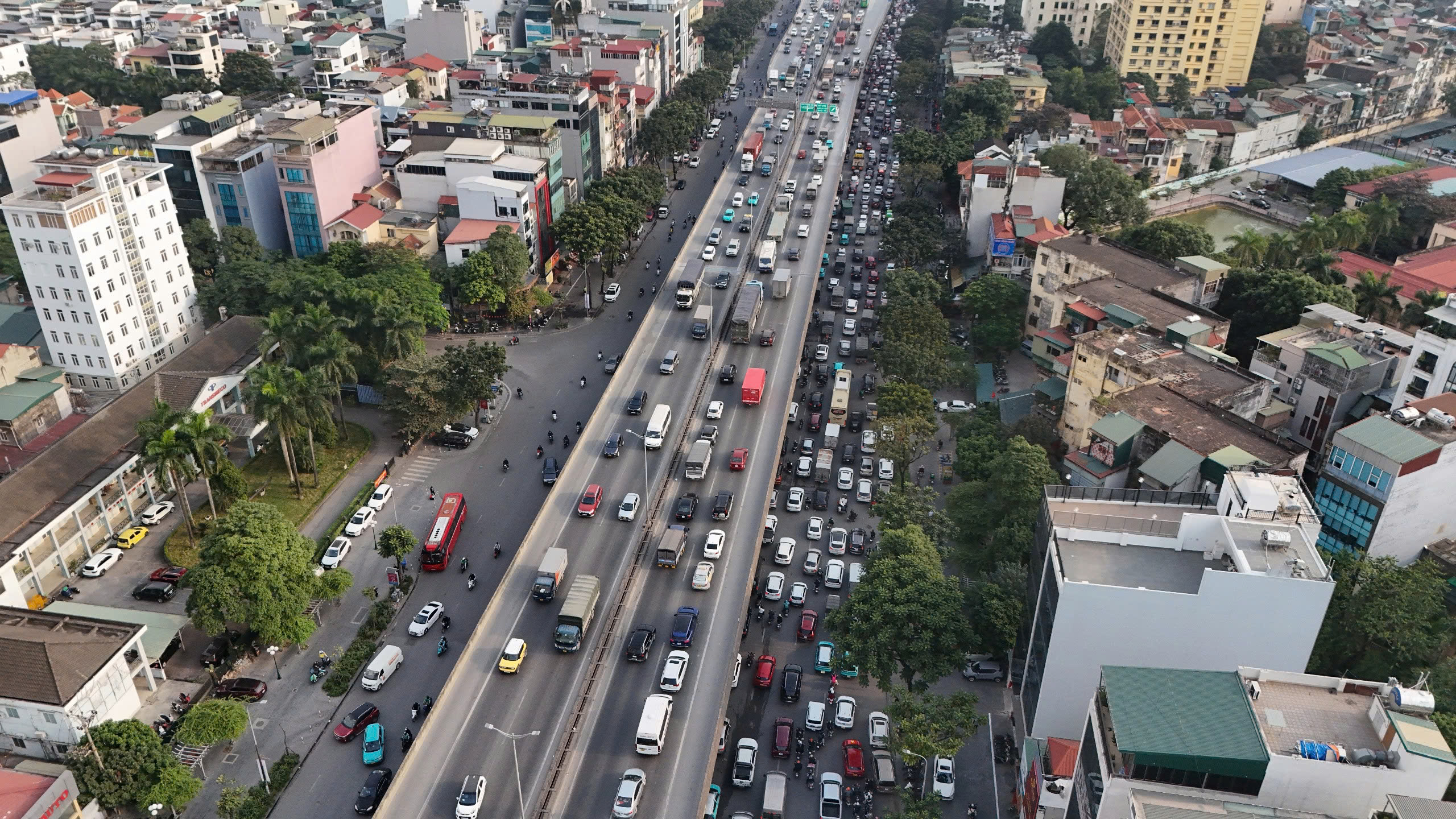 Đường Vành đai 3 trên cao đông đúc phương tiện nhưng giao thông vẫn thông thoáng.