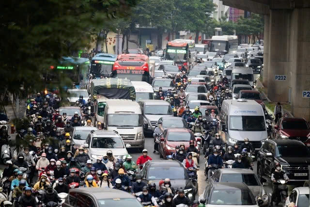 Phố Hà Nội đông nghẹt, người dân chật vật đi làm sau kỳ nghỉ Tết kéo dài 4 ngày- Ảnh 1.