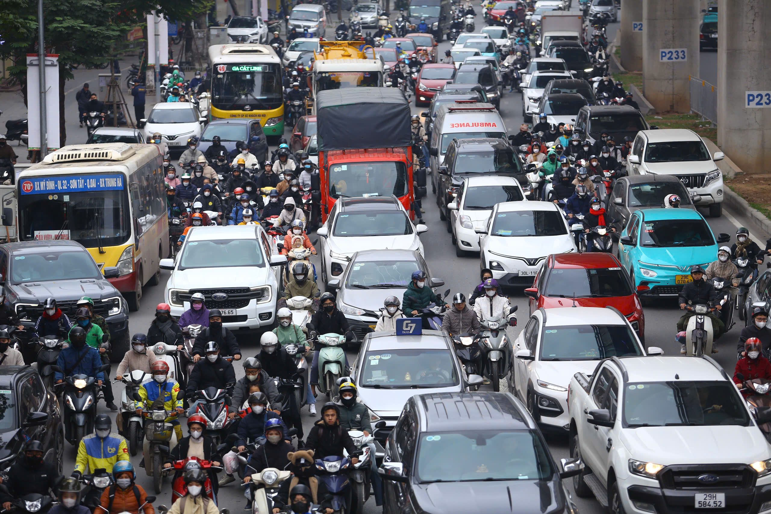 Phố Hà Nội đông nghẹt, người dân chật vật đi làm sau kỳ nghỉ Tết kéo dài 4 ngày- Ảnh 2.