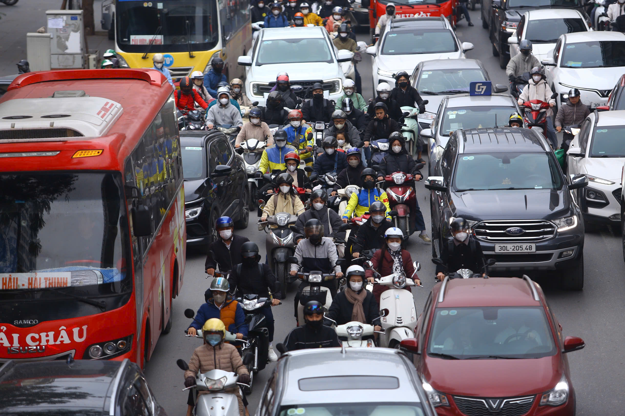 Phố Hà Nội đông nghẹt, người dân chật vật đi làm sau kỳ nghỉ Tết kéo dài 4 ngày- Ảnh 3.