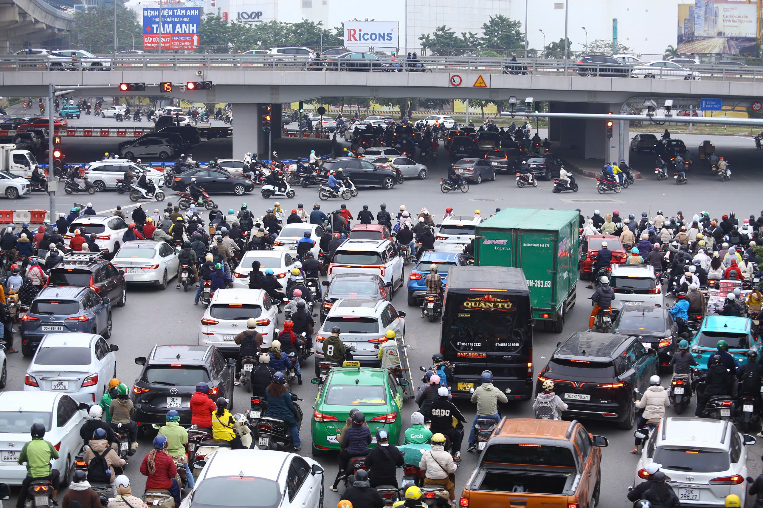 Phố Hà Nội đông nghẹt, người dân chật vật đi làm sau kỳ nghỉ Tết kéo dài 4 ngày- Ảnh 4.