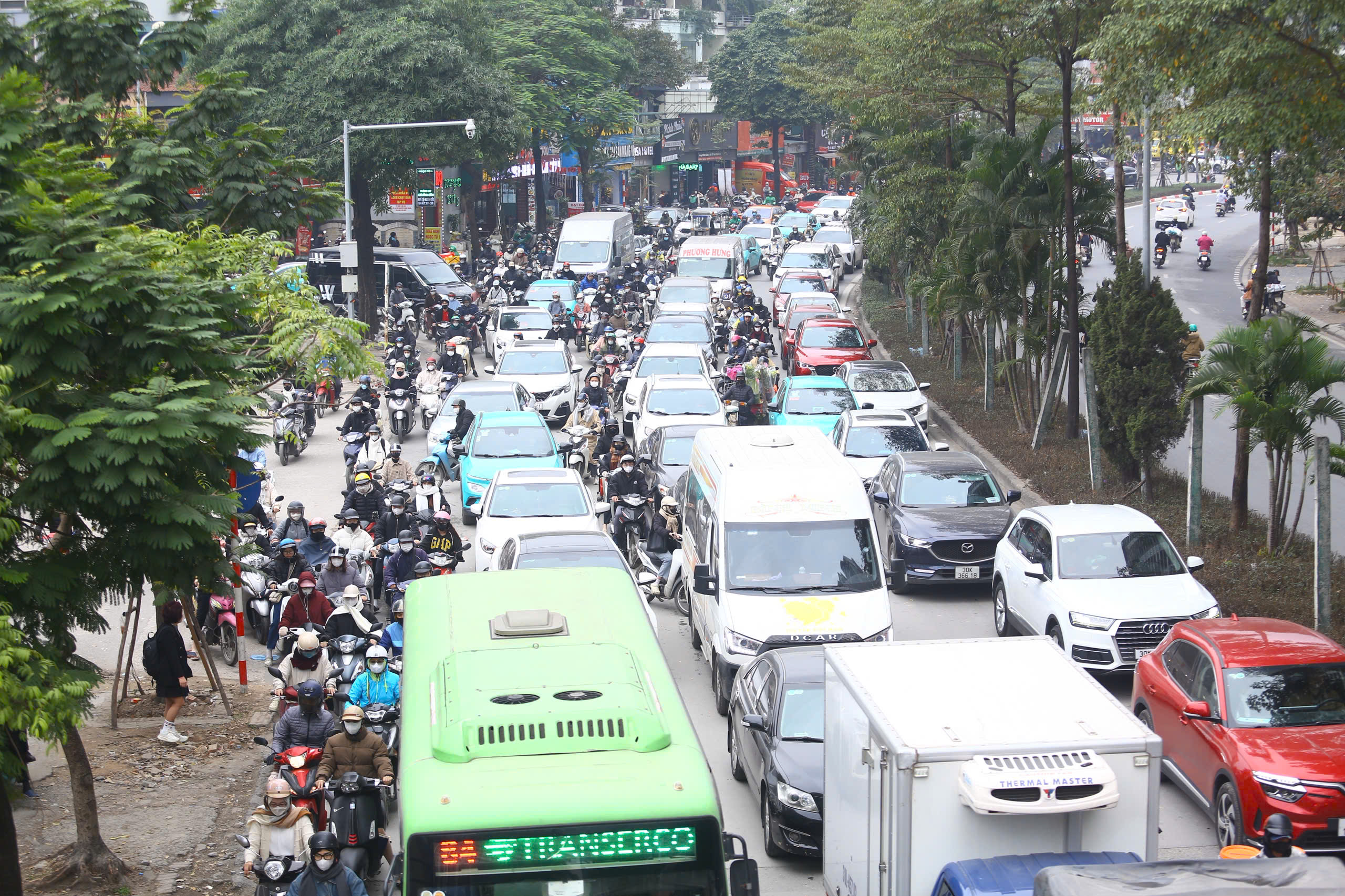 Phố Hà Nội đông nghẹt, người dân chật vật đi làm sau kỳ nghỉ Tết kéo dài 4 ngày- Ảnh 5.
