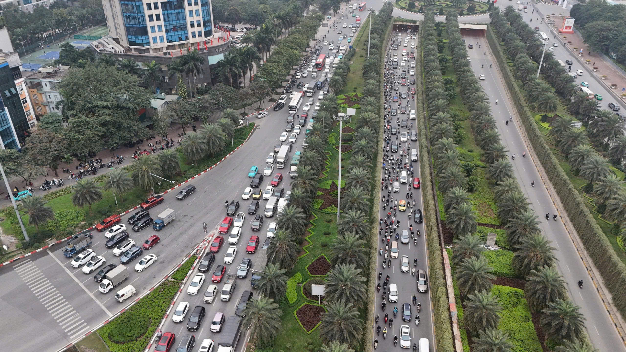 Phố Hà Nội đông nghẹt, người dân chật vật đi làm sau kỳ nghỉ Tết kéo dài 4 ngày- Ảnh 6.
