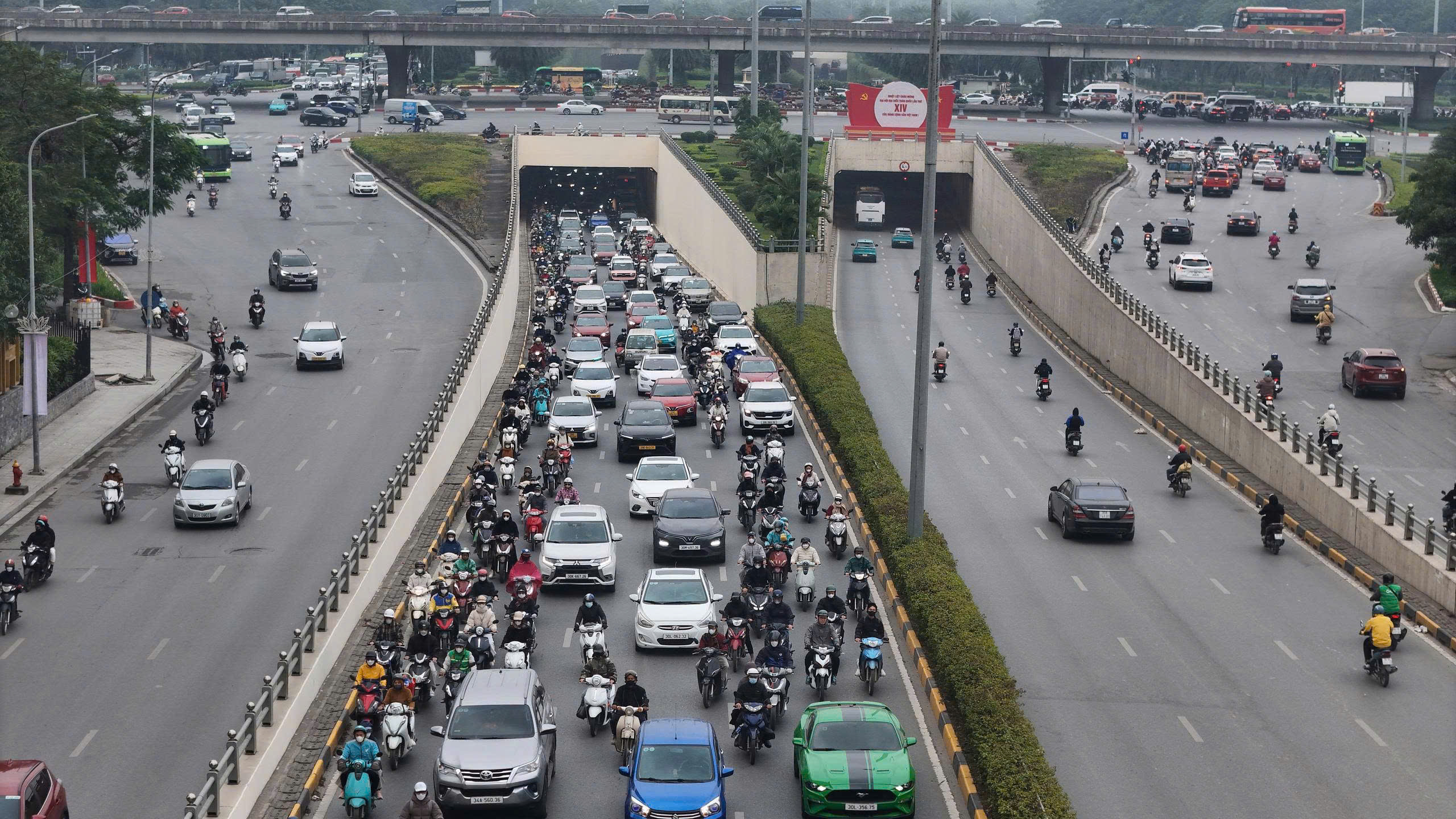 Phố Hà Nội đông nghẹt, người dân chật vật đi làm sau kỳ nghỉ Tết kéo dài 4 ngày- Ảnh 8.